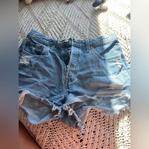 levi’s high waisted denim shorts. size 28